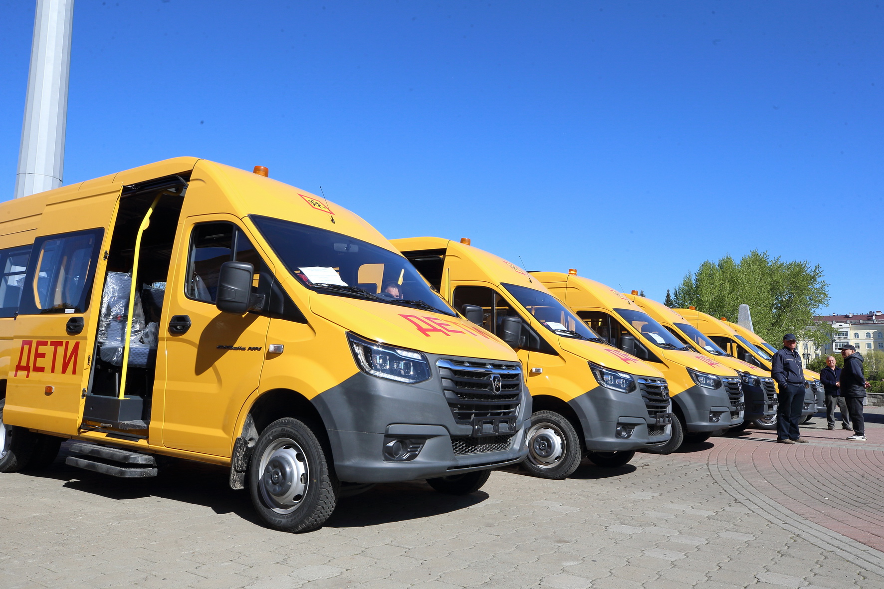 Губернатор Томской области вручил ключи от новых школьных автобусов
